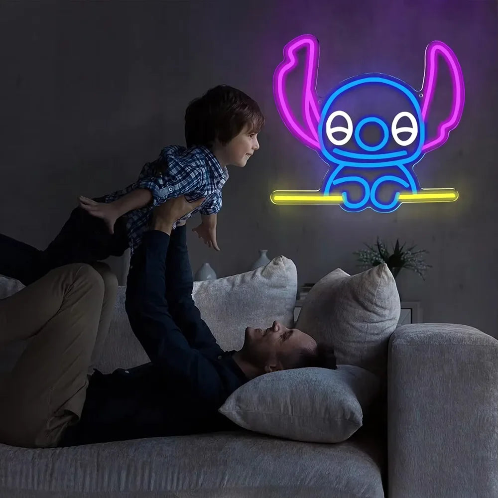 Enseigne Néon LED Stitch Curieux – Décoration Murale 35,5x32cm
