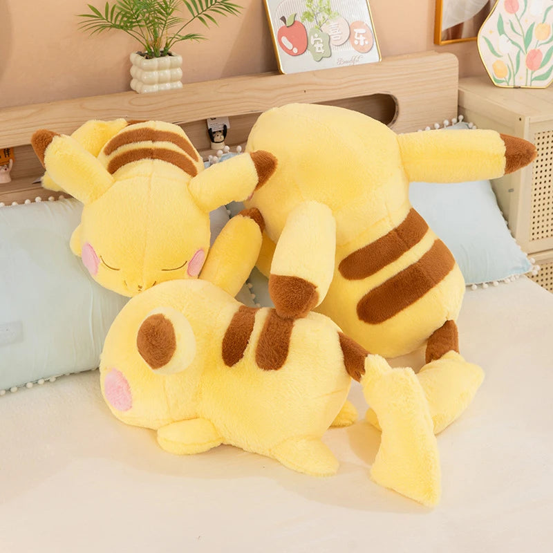 Grande Peluche Pikachu Dormeur – Doudou Pokémon Allongé Ultra-Doux (40cm, 50cm, 70cm)