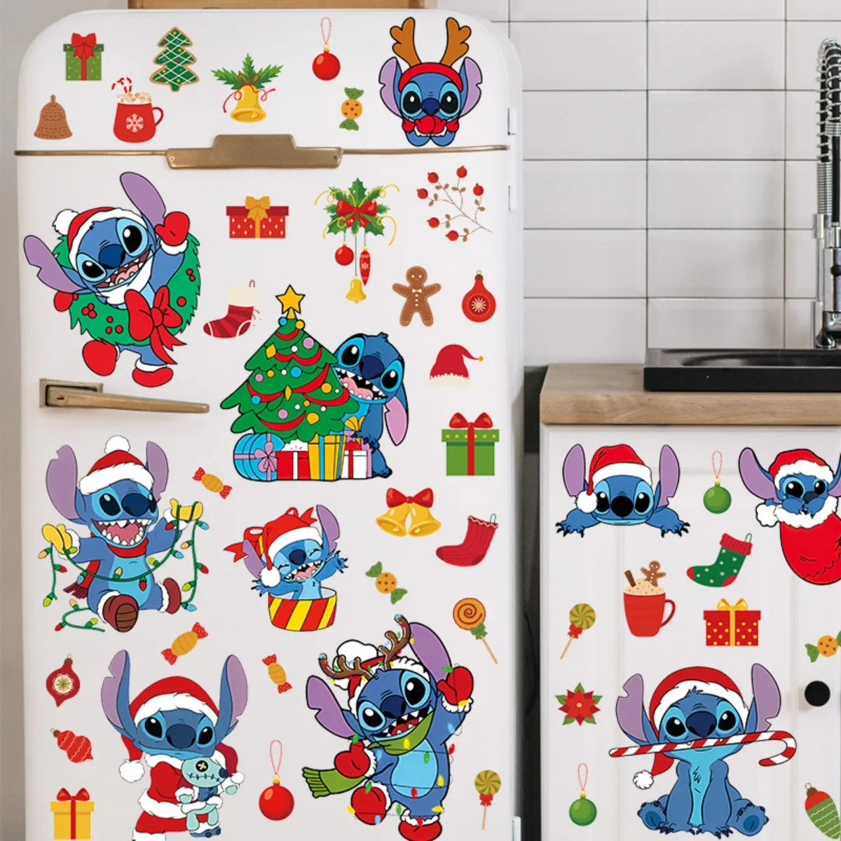 Stickers Muraux de Noël Kawaii – Style Stitch (46 pièces / 6 planches)